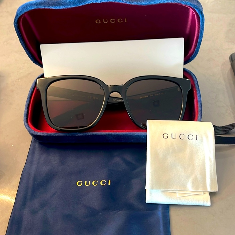 NIB GUCCI SUNGLASSES 🕶️